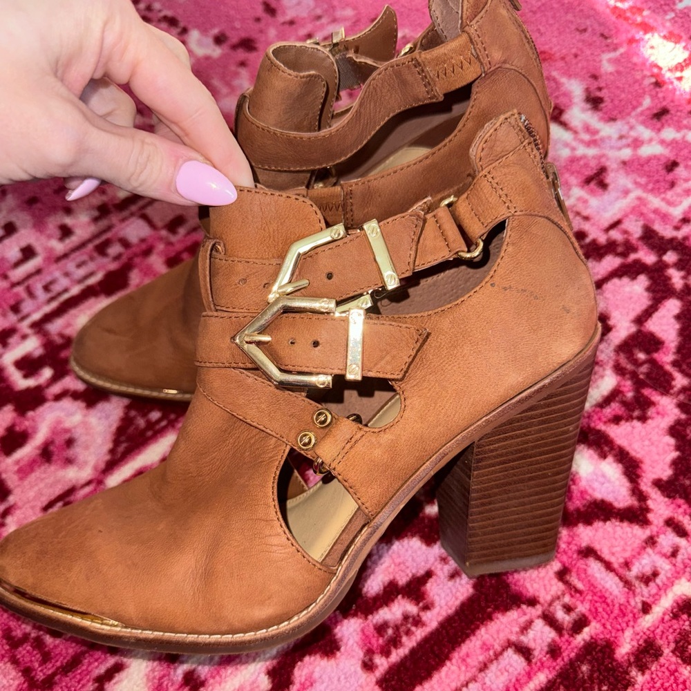 Gianni Bini boots. 👢👢

Brown Leather Women's Ankle Boots